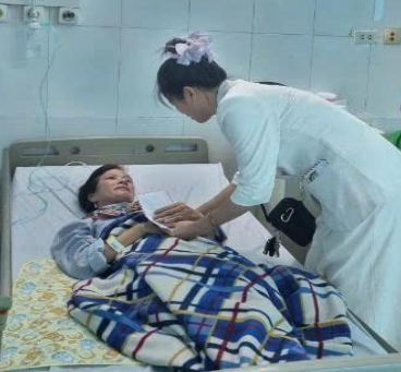 Gia đình chị Thùy Dương trao tặng